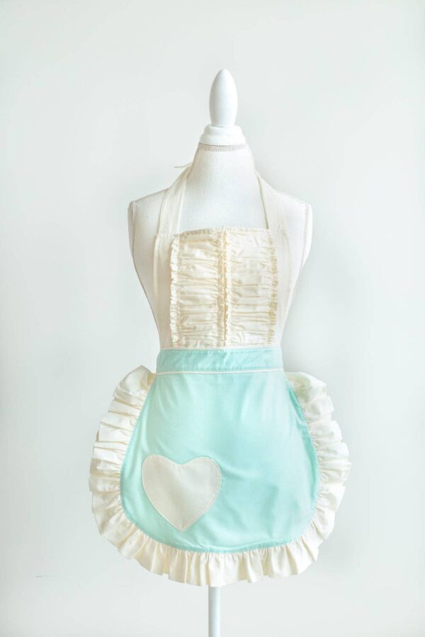 A Vintage darling apron in mint (spring vibes)
